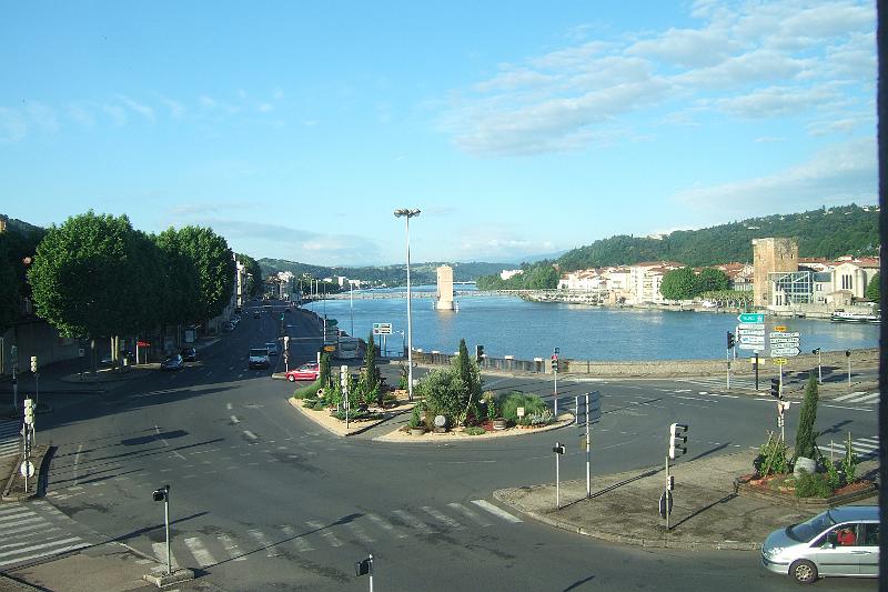 2011-05- (481).JPG - Morgens ein Blick aus unserem Hotelfenster - da lacht nicht nur die Sonne